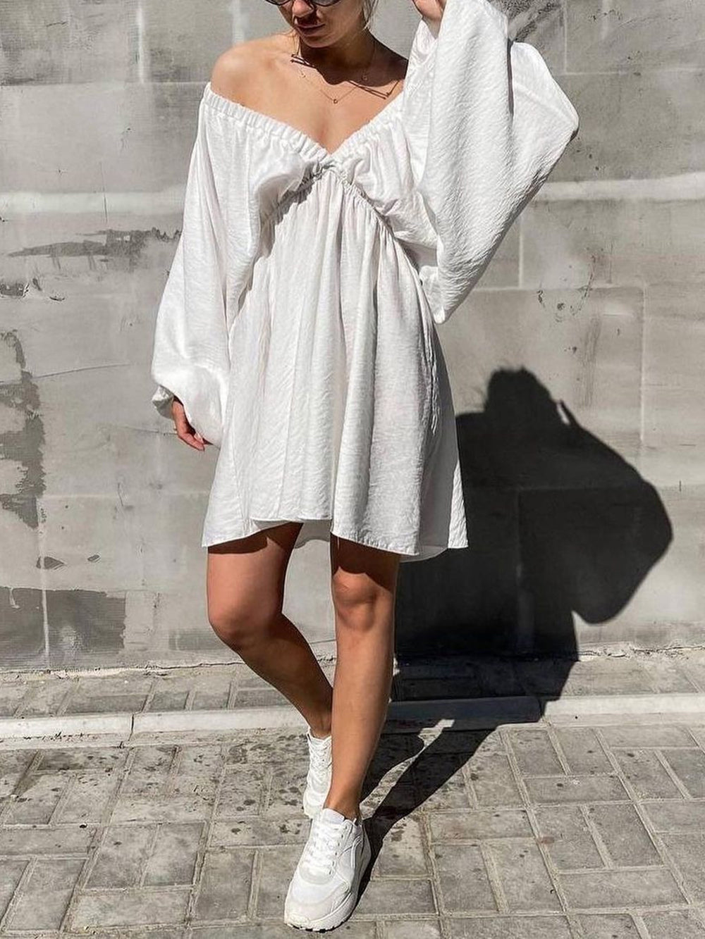 Mini-robe patineuse tissée à décolleté plongeant